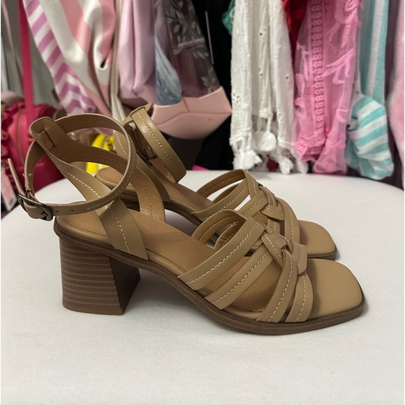 Frye and Co. Soft Nude Tan Strappy Chunky Heel Sandals Size 6 - Picture 5 of 9